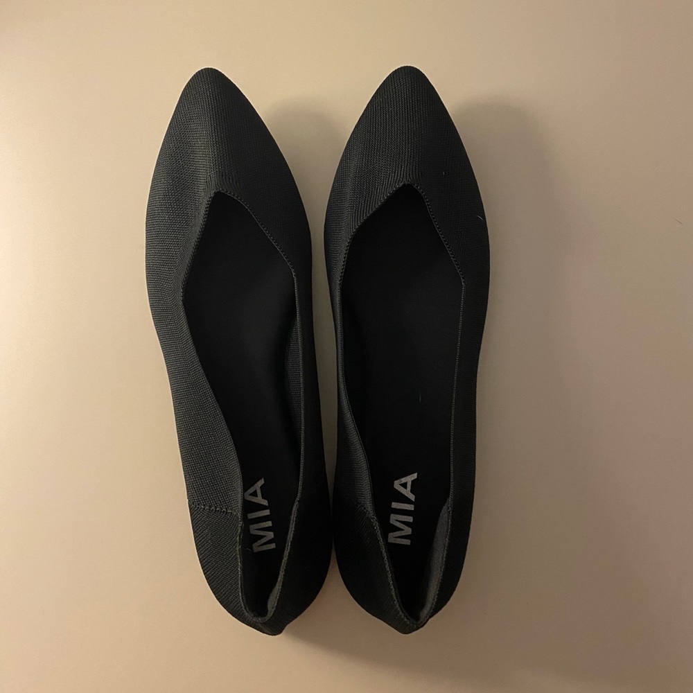Women’s MIA Pointed Toe Black Flats - size 10